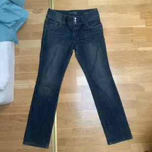 Superfina low waist jeans som tyvärr inte kommer till användning 💗 midjemått: 80cm Innerbenslängd: 78 