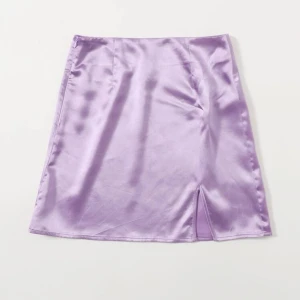 Mini kjol - Gullig lila kjol med glansigt tyg, aldrig använd.