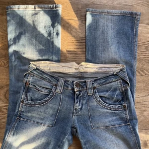 Lågmidjade wrangler jeans  - Sjukt snygga lågmidjade Wrangler jeans med bootcut  Midjemått 36 cm, innerbenslängd 72 cm❤️‍🔥❤️‍🔥