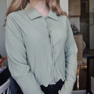 Mintgrön skjorta - Mycket luftig och bekväm kroppad skjorta i fin mintgrön färg. Helt ny och aldrig använd. Storlek M men passar snarare XS/S