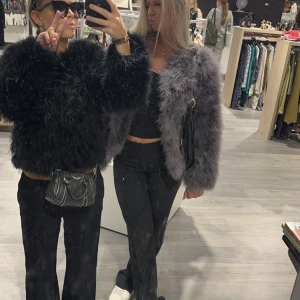 Päls jacka - Säljer min coola svarta päls jacka då den inte kommer så mycket till användning för mig🫶🏼