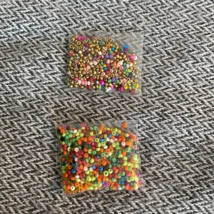 Pärlkitt - Säljer två pack med små små pärlor i olika färger för endast 15kr eller 10kr/st plus frkat! 