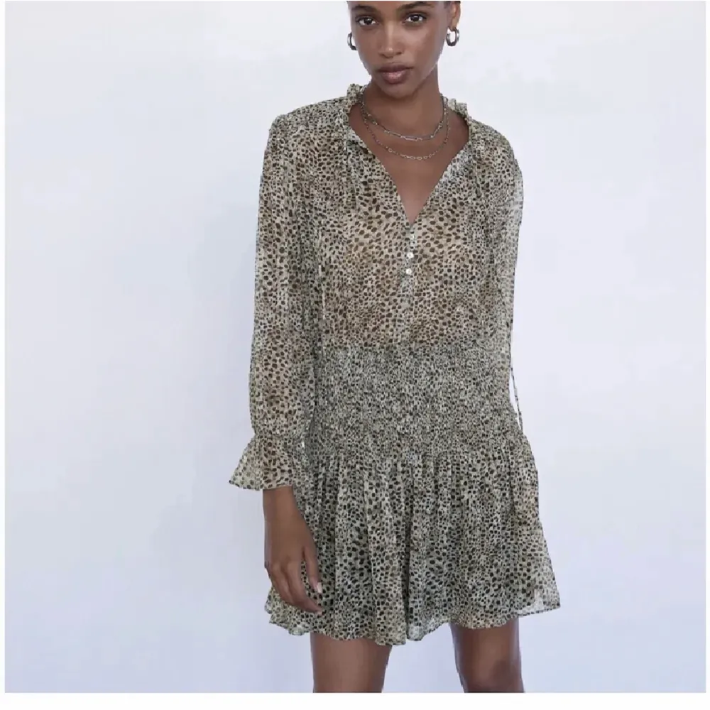 Så fin Zara klänning som ej säljs längre. Sparsamt använd. Köpare står för frakt, kontakta vid intresse! . Klänningar.