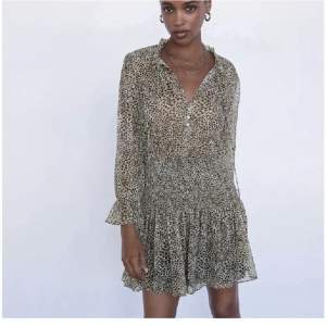 Så fin Zara klänning som ej säljs längre. Sparsamt använd. Köpare står för frakt, kontakta vid intresse! 