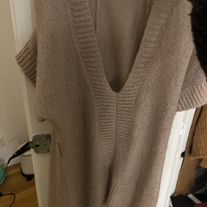 Stickad väst - Köpt second hand men inte kommit till användning. Fin till en kort kjol!