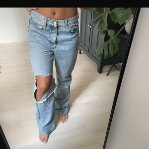 Zara jeans - Så snygga jeans från Zara! Sitter jättesnyggt overzized😍Storlek 36 men vill man ha dom overzized som på bilden ska man själv vara en 34 eller 36❤️‍🔥❤️‍🔥