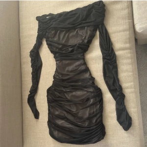 Mesh klänning  - En Mesh klänning i svart och beige underton! Verkligen en favorit klänning! Sitter super bra på kroppen och formar midjan och höfterna bra! 