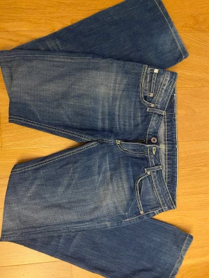 Dondup jeans - Skit snygga lågmidjade bootcut dondup jeans! Snygg söm och fickor. Perfekta nu till hösten!
