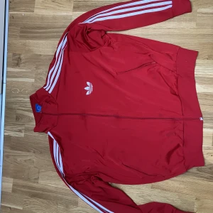 Adidas track suit tröja - Adidas Track suit tröja, storlek XL men passar mer som en M/L passar mig som är 180cm lång, bra skick