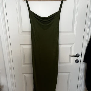 Maxiklänning  - Långklänning som aldrig är använd, lite för stor för mig. Fin som strandklänning då den är något genomskinlig 