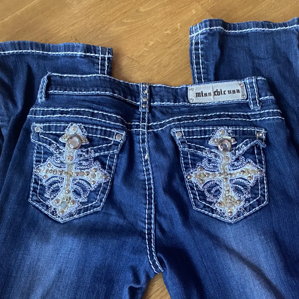 Lågmidjade bootcut miss me liknande jeans i nyskick! säljer då de inte kommer till användning, skriv gärna vid frågor!🫶(pris går att diskuteras vid snabbt köp) . Jeans & Byxor.