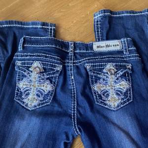 Lågmidjade bootcut miss me liknande jeans i nyskick! säljer då de inte kommer till användning, skriv gärna vid frågor!🫶(pris går att diskuteras vid snabbt köp) 