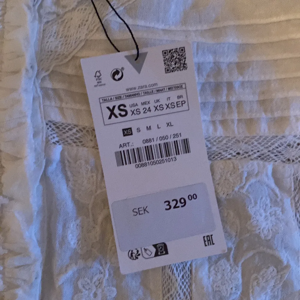 Säljer detta vita zara linne som aldrig har kommit till användning och har då prislappen kvar. . T-shirts.