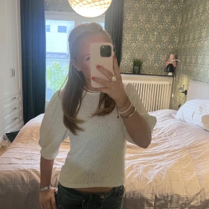 Blus - Säljer pågrund utav att den inte kommer till användning, nyskick. Den är i ”tygmaterial”💘