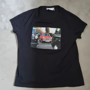 Mini cooper t shirt - Högst limiterad (605/1000 exemplar) mini cooper t shirt. Köpt i munchen. An änd typ 1 gång. Dam modell på tishan