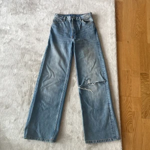 Skit snygga jeans från Monki. - En urtvättad modell med hål på ena knät. Storlek 24. För mer bilder på, skriv. 