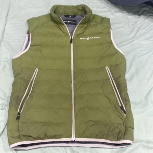 Sail racing väst  - Skön och oanvänd väst , fräsch färg, storleken är S men kan passa olika.