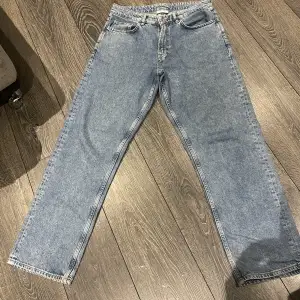 Ett par Vailent jeans som jag knappt använt. Säljer pga för lite användning. Fint skick. Bara en liten fläck bak på jeansen