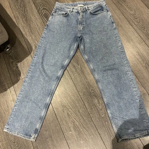 Vailent Jeans - Ett par Vailent jeans som jag knappt använt. Säljer pga för lite användning. Fint skick. Bara en liten fläck bak på jeansen