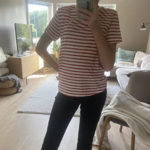 T-shirt - En randig t-shirt från mango. Fint skick och nästan aldrig använd. 