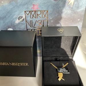Maria nilsdotter halsband!! - Jag säljer detta jättesnygga maria nilsdotter halsband som är ett halvt hjärta, säljer detta eftersom jag inte behöver den andra delen. Fick detta halsband för två veckor sen och aldrig använt. ❤️❤️!!lägg inte bud om du inte ska köpa!!