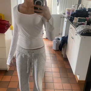 Gina långärmad tröja  - Säljer tröjan då den är förstor, knappt använda, inga fläckar eller hål i tröjan😊 