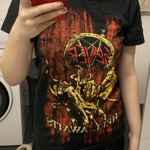 Slayer t-shirt - Jättesnygg slayer t-shirt. Hittade den i en second hand men den passar tyvärr inte mig längre 