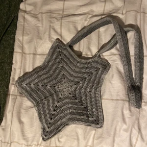 Virkad stjärn väska - Virkad väska formad som en stjärna ⭐️ klicka inte på köp direkt snälla utan skriv t mig !