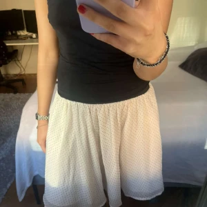 H&M kjol - Söt H&M kjol cremevit med små svarta prickar.
