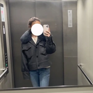 Grå meotine jaxka - Säljer nu min gråa meotine jacka med små detaljer. Den ser väldigt mörk ut på bilden men den är lite ljusare, den har inga defekter eller hål men en knapp som har lite längre tråd och lite nopprig men går att ta bort. Har fler tydligare bilder på jackan!☺️