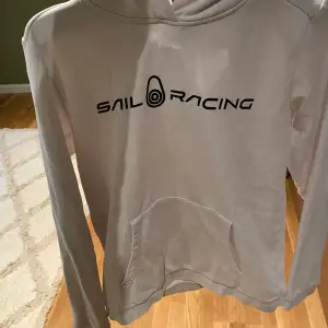 Säljer min Sailracing hoodie som är som ny!🌟 Kan gå ner i pris vid snabbt köp.  Skick 9/10