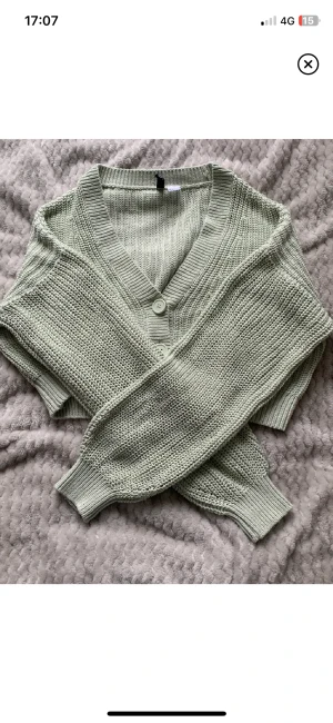 Stickad kofta! - Super söt stickad kofta, knappt använd!💗