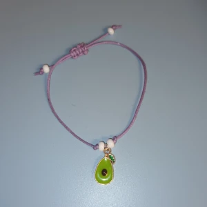 Armband - frukt & grönt  - Lila armband med en berlock i form av en frukt