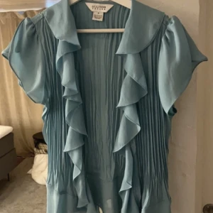 Blå blus  - Storlek M. Aldrig använd 