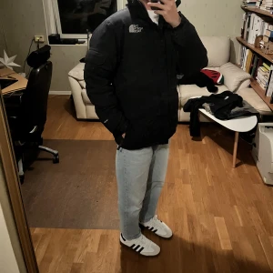 Vintage The north face jacka - Vintage The north face dun jacka i bra skick.  Passar för S-M och perfekt för vintern när man vill hålla sig varm och skön!