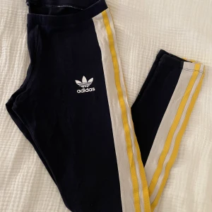 Adidas-leggins retro 90tal - Väldigt sköna bomullsleggins från adidas i retro stil!