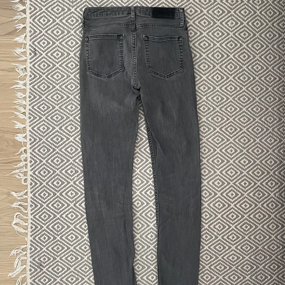 Säljer dessa snygga gråa jeans från Acne som är oanvända och även därav nyskick. Tyvärr för korta för mig!. Jeans & Byxor.