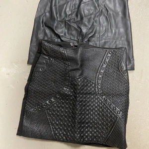 Två korta skinnkjolar  - Bra skick. Passar någon som är Stl xs/s. 100kr för båda. 50kr/st