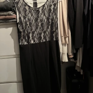 Snygg klänning  - Figursmickrande i tunt skönt tyg. Spets upptill. Använd en gång. 