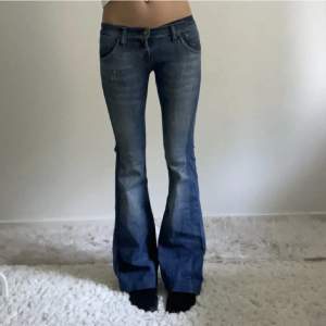 Lågmidjade bootcut jeans från Lee! Insydda så de passar en som vanligtvis bär xs! Jag bär vanligtvis xs (25-26 i midja) och är 166 cm 💗Midjemått: 73 cm  Innebenslängd: 77 cm