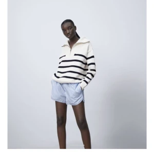 Stickad tröja  - Stickad randig tröja från Zara, köpt för något år sedan men knappt använd!