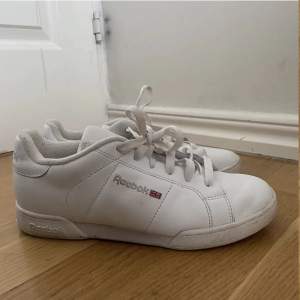 Säljer mina vita classic Reebok skor då de inte kommer till användning. Lite smuts på sulan och lite på sidan av skorna som syns på bilden men det går säkert att få bort. Storlek 39
