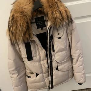 Hollies jacka - Använd 1 vinter, storlek 34 men passar även som 36. 