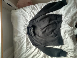 Sweatshirt  - En sweetshirt med en dragkedja som e superskön men inte kommer till användning. Super skick