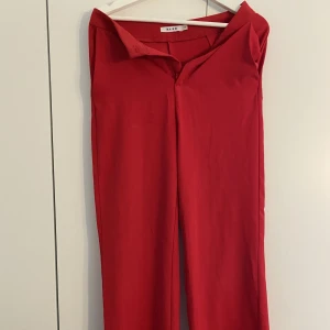 Raka vida byxor - Raka vida byxor från NaKd. Mindre fettfläckar och två små svarta prickar på höger ben.