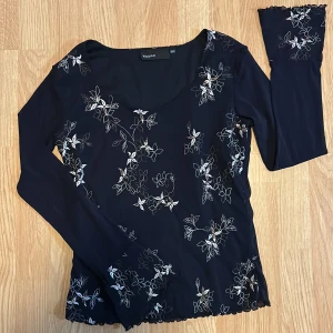 Långärmad  - Så fin svart långärmad med broderi av blommor💗 tunnare genomskinligt material på armarna och extra material på överkropps delen💗Det står storlek 40 i tröjan men det är nog för att den är väldigt Stretchig. Sitter okej på mig som har storlek 36💗