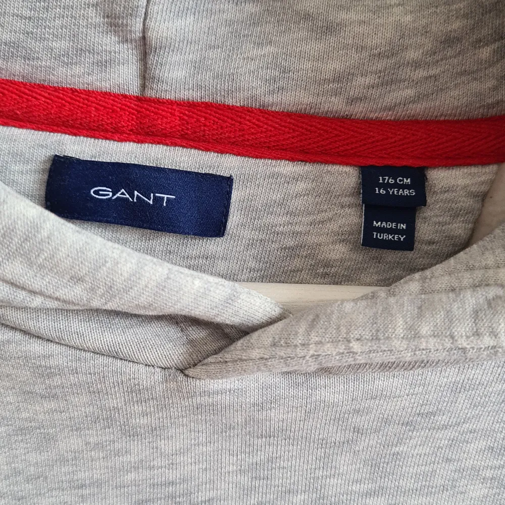 Fint använd Gant hoodie. Har några små, små prickar på några ställen. Se bild. Nypris 539 kr. Tröjor & Koftor.