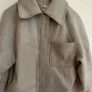 Grå kappa  - Super fin kappa från nakd i storlek 36. Säljer pg av att den ej kommit till användning. Lite nopprig men annars fin. Köpt för 700 o säljer för 400