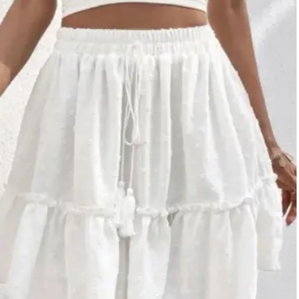  detta är en fin vit kjol. Går det bra att trycka på köp nu knappen. Det är bara skriva om du har någon fråga.😊. Kjolar.