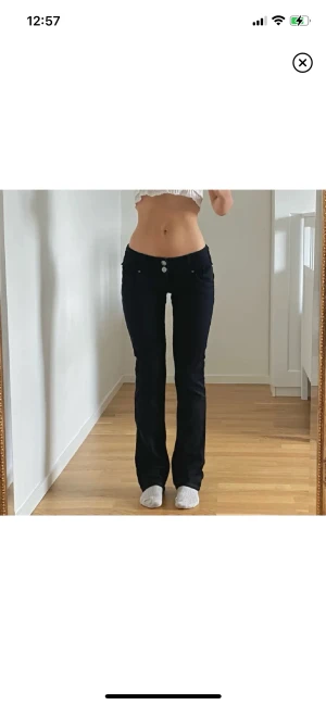 Lågmidjade bootcut jeans  - midja 82 innerben 84 lågmidjade jeans med fina detaljer 🥰 